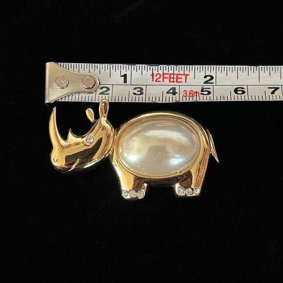 Vintage Agatha Rhinoceros Rhino Goldtone and Faux Pearl Belly Brooch 1x2” - Picture 5 of 6